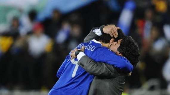 FOTO - Accostato un mese fa al Napoli, Burdisso dice addio al calcio con uno scatto con Maradona: "Fatto tutto ciò che sognavo"