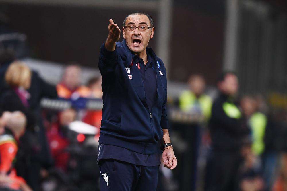 "Fuori dalla Champions per vincere l'EL?". Sarri scherza con De Maggio: "Provo a non offenderti!"