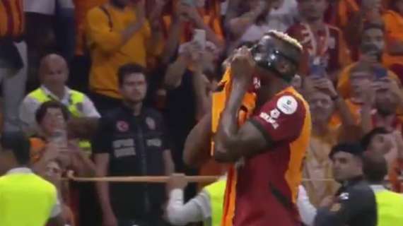 Osimhen fa ancora discutere sui social: bacio alla maglia del Galatasaray