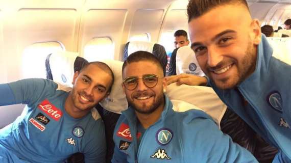 FOTO - Verso Juve-Napoli, i fratelli Insigne sorridenti sull'aereo che li condurrà a Torino