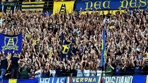 UFFICIALE - Cori razzisti contro Napoli e lancio di oggetti: il Giudice Sportivo multa il Verona