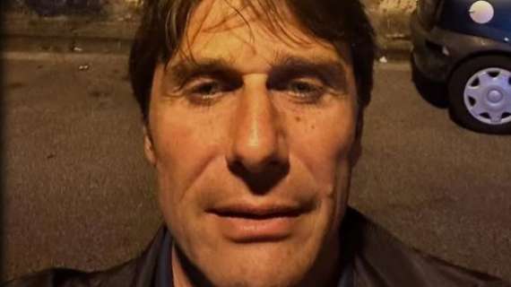 L'emozione di Conte fa impazzire i social: foto da brividi a notte fonda