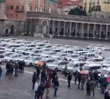 VIDEO - Protesta a Piazza Plebiscito: centinaia di taxi in rivolta per le chiusure 
