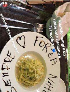 FOTO - De Guzman, che sorpresa a Francoforte: piatto con "Forza Napoli" al ristorante italiano