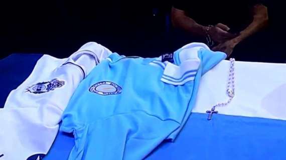 FOTO - Finalmente anche la maglia del Napoli, eccola sul feretro di Maradona