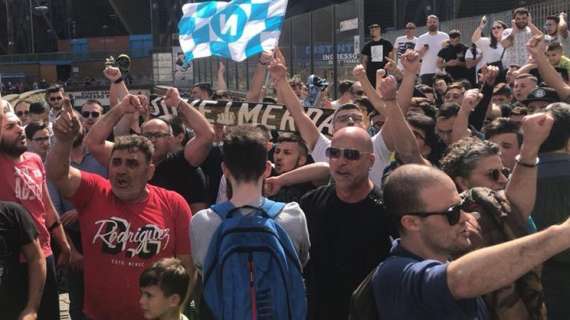 VIDEO - In migliaia già a Capodichino: l'entusiasmo in attesa dell'arrivo del pullman del Napoli