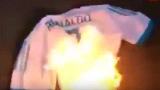 VIDEO - CR7 alla Juventus, pseudo-tifosi azzurri bruciano la sua maglia e inneggiano a Messi