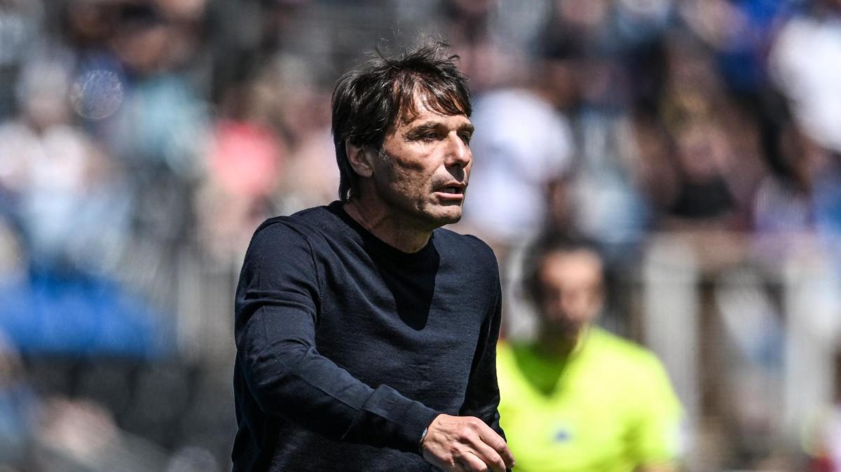Brividi al Maradona: applausi e cori per Conte