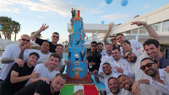 I giocatori del Napoli festeggiano lo scudetto: due torte speciali create da Poppella