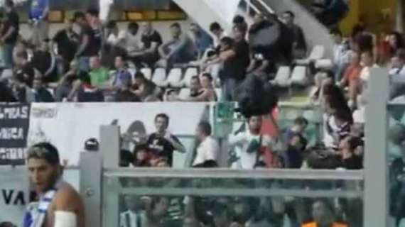 Juve-Napoli, i tifosi bianconeri accolgono i napoletani con buste di immondizia