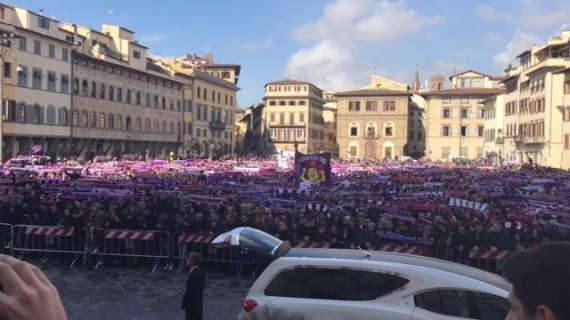 FOTO E VIDEO - Funerale Astori, fiume di persone in piazza. Per il Napoli ci sono Maggio, Edo De Laurentiis e Giuntoli