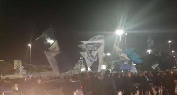 VIDEO TN - Cori e bandiere accolgono il Napoli a Capodichino dopo il trionfo di Bergamo
