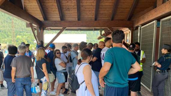 FOTO - Pienone a Dimaro: tutto esaurito in tribuna, tifosi ancora in fila