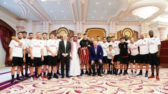FOTO - Milan, il mistero Higuain si infittisce: unico assente nella foto di gruppo col principe d'Arabia