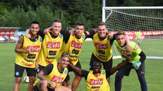 FOTO - Vincono i "gialli" in partitella: lo scatto dei sorridenti Milik, Allan e Zielinski 