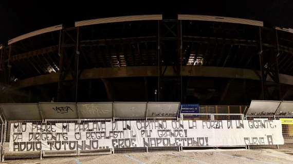 FOTO - Curva A ricorda Juliano con uno striscione: "Addio Totonno... eroe napoletano!"