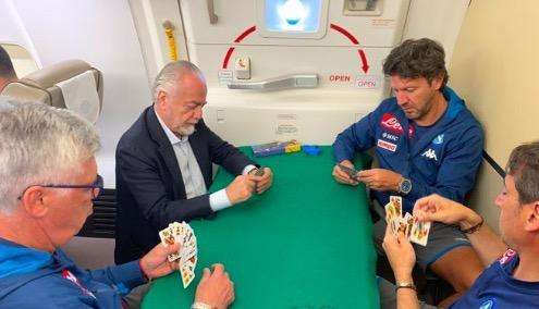 FOTO - Napoli arrivato a Detroit: solita partita a carte nel viaggio in aereo