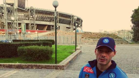 FOTO - Tifoso a sorpresa, Fabri Fibra al San Paolo con la felpa degli azzurri: "Saluti da Napoli"