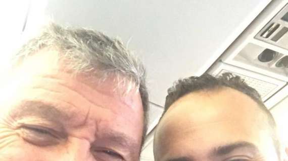 FOTO - Il mitico Starace s'immortala con Ospina in viaggio per Genova: "Con il nostro '25'"