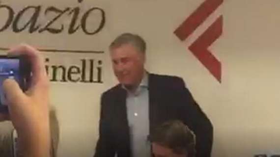 VIDEO - Ancelotti alla presentazione di "Demoni", grande ovazione all'ingresso del tecnico azzurro