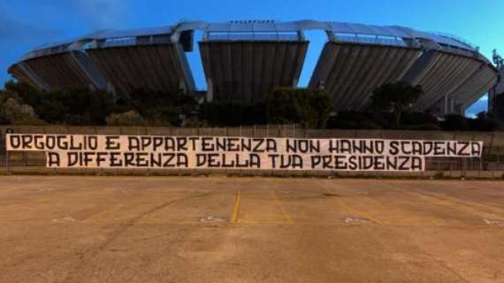 FOTO - Bari, striscione contro LDL: "A differenza della tua presidenza, qui non c'è scadenza"