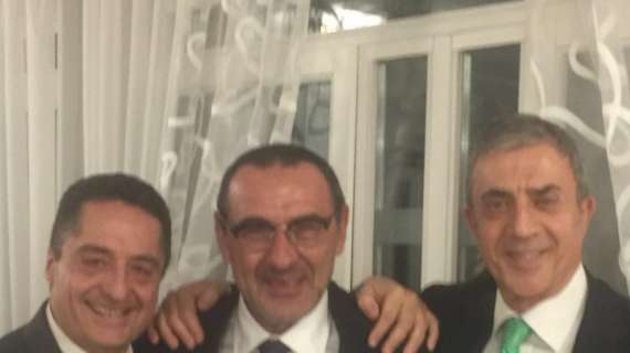FOTO - Sarri posa con Lombardo e Saracino durante la cena: "Senza parole..."