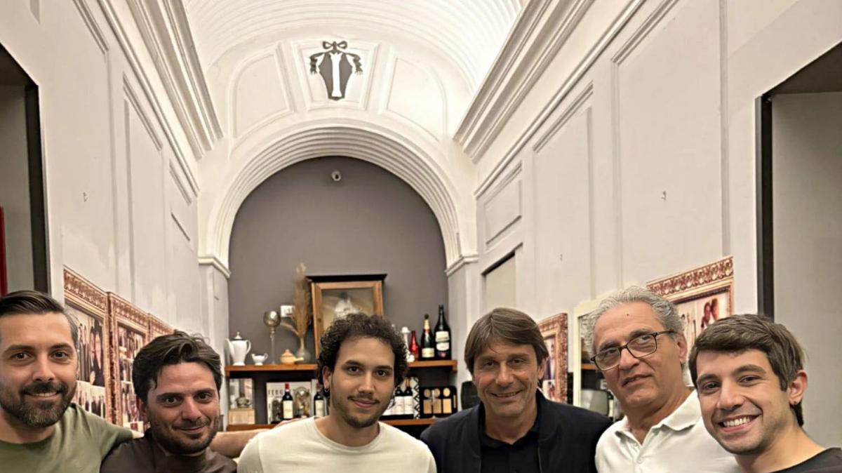 Conte, serata di relax il giorno dopo la vittoria: cena in una pizzeria di Napoli