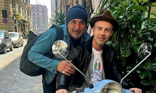 FOTO - "Mi dai un passaggio?", Spalletti in Vespa in giro per Napoli