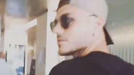 VIDEO - "Ti dispiace la situazione?", Icardi insofferente in aeroporto: gesto di stizza all'inviato