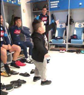 VIDEO - Ancora siparietti nello spogliatoio: il bimbo balla come il 'Papu', Insigne e Callejon...