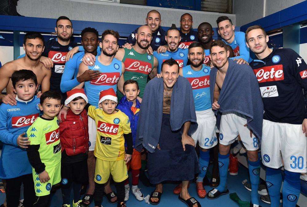 FOTO - La SSC Napoli celebra Hamsik, scatto con la squadra: "Il modo più bello per augurare a tutti Buon Natale"