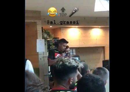 VIDEO - Il karaoke tocca a tutti: anche Grassi e Mario Rui deliziano i compagni durante la cena