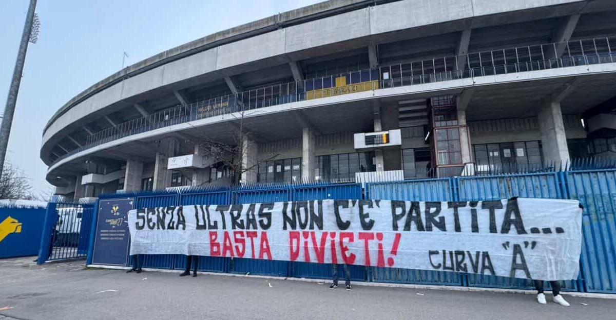 Ultras Napoli, striscione all'esterno del Bentegodi: il messaggio 