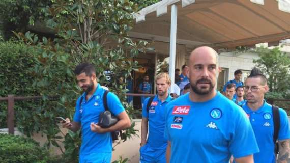 FOTO - Azzurri in viaggio verso lo Stadio Adriatico: sorrisi e concentrazione tra i ragazzi di Sarri