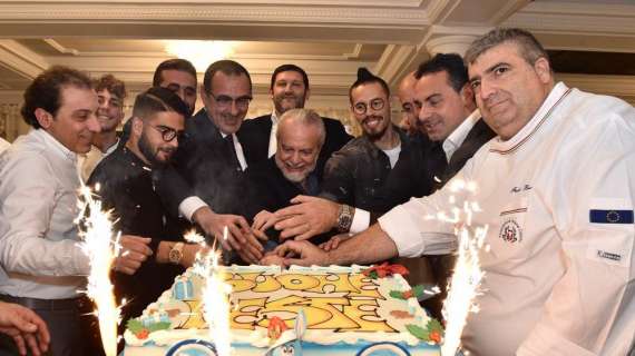 FOTO - ADL, Sarri, Insigne, Hamsik e Reina chiudono la cena col taglio della torta: ancora sorrisi