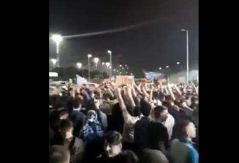 VIDEO TN - Aeroporto di Capodichino invaso: migliaia di tifosi azzurri attendono la squadra