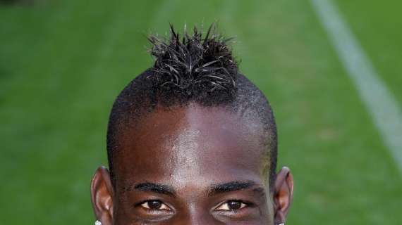 VIDEO - Risate sull'aereo della Nazionale italiana: Balotelli a caccia di snack
