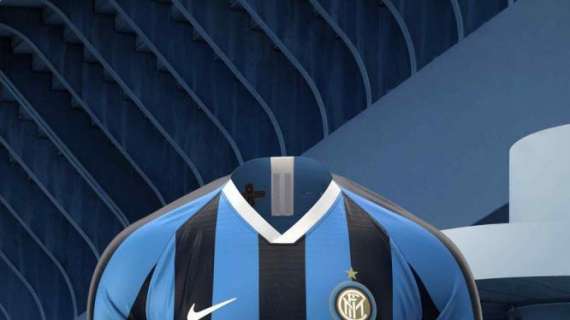 FOTO - L'Inter svela la nuova maglia, i tifosi insorgono: "Oscene quelle strisce al centro!"