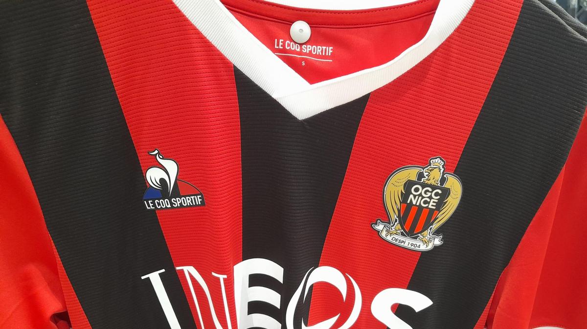 Vergogna a Nizza: tifoso aggrediscono i calciatori con calci, pugni e sputi