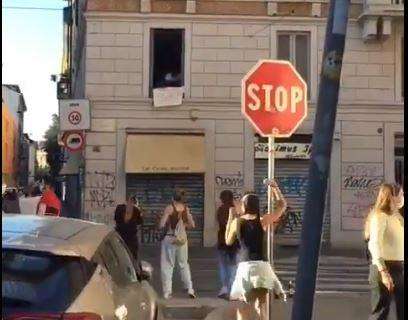 VIDEO - Milano, è bufera per una festa in strada: in decine ballano nel primo giorno di Fase 2