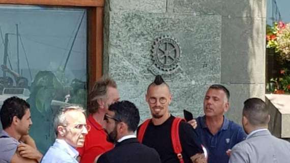 VIDEO - Hamsik primo a lasciare l'Hotel Vesuvio: boato dei tifosi per Marek