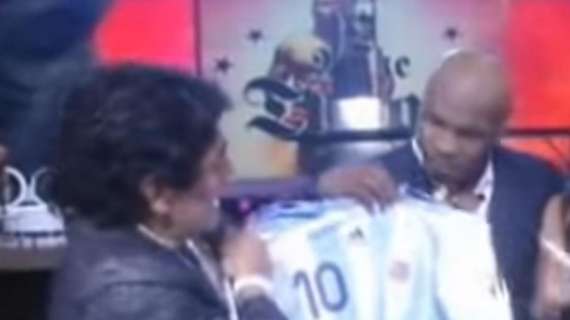 Tyson torna sul ring e ricorda Maradona: "Era uno dei miei eroi e un amico"