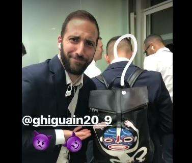 VIDEO - Higuain più rilassato che mai: l'argentino prende in giro Rincon durante il viaggio verso Napoli