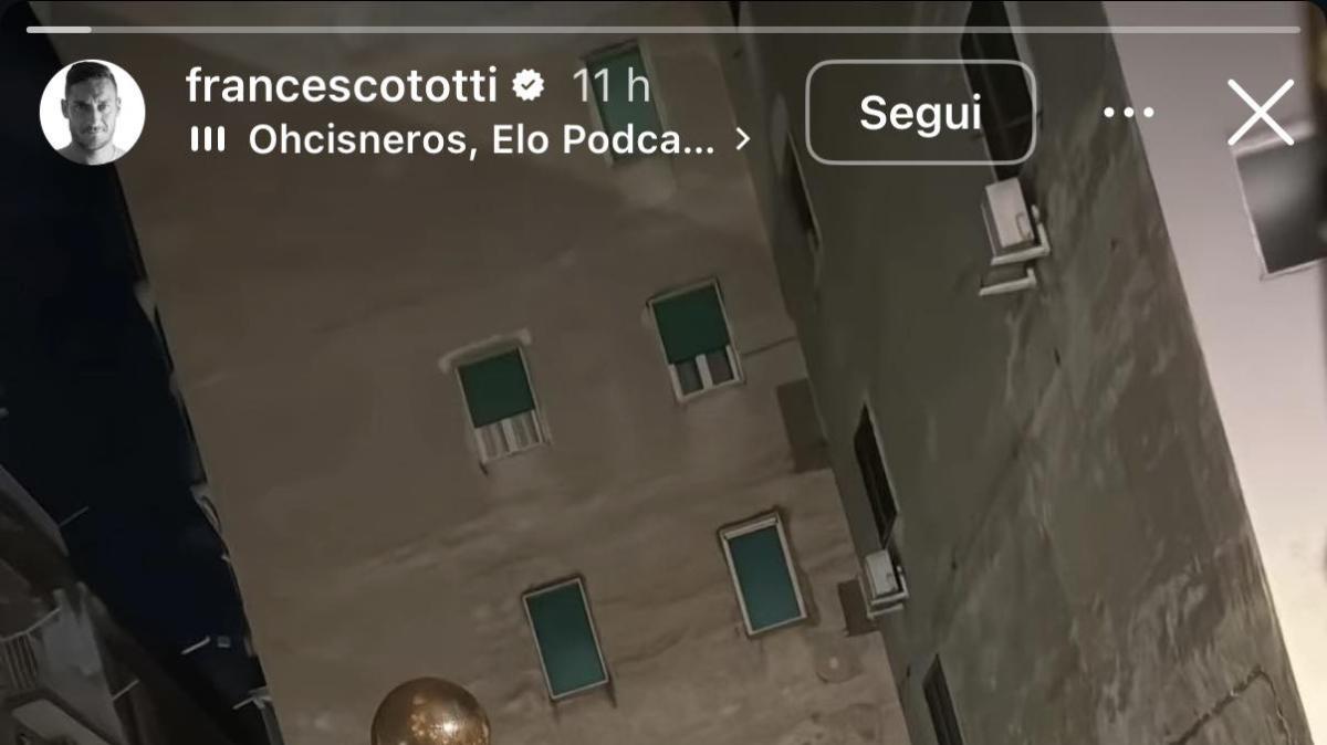 Totti celebra Maradona davanti al suo murale: “Il più forte di tutti”