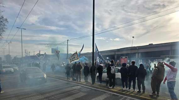 Bolgia a Capodichino in attesa del Napoli: centinaia di tifosi in attesa del pullman