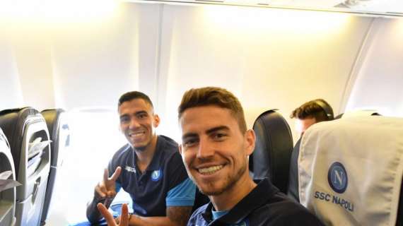 FOTO - Napoli in viaggio verso Manchester: gli azzurri sorridono in aereo