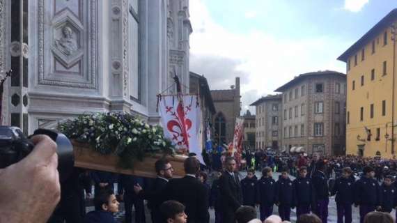 FOTO E VIDEO - Funerale Astori: applausi, cori e sciarpate per l'ultimo saluto