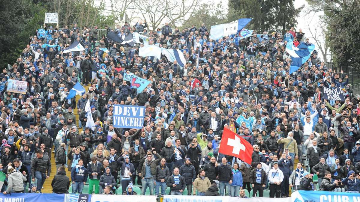 Tremila tifosi azzurri a Marassi, il club Napoli di Genova fa gli onori di casa