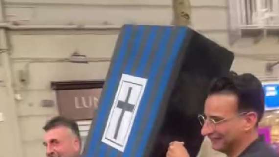 In centro spunta anche una bara nerazzurra: tifosi pronti a fare il funerale all'Inter