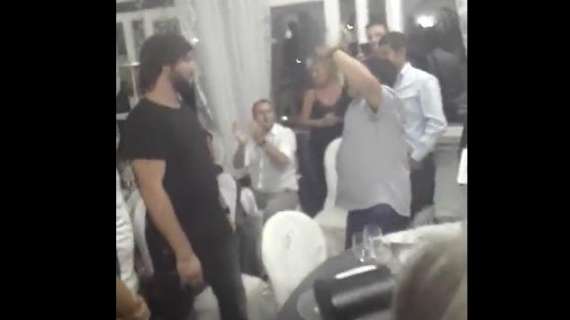 VIDEO - Maradona scatenato a Villa D'Angelo: cori e una torta speciale per l'argentino